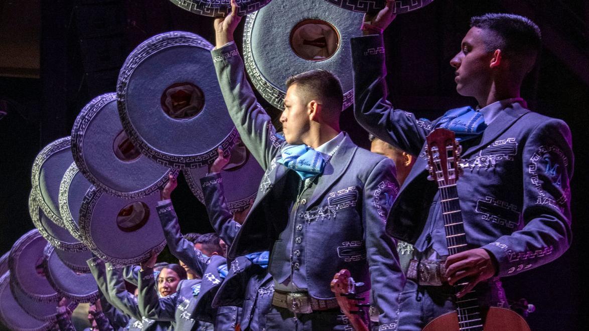 Estudiantes se despiden de su mariachi abajo del escenario